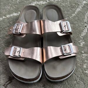 Pinkish metallic women’s sandals used but great condition.